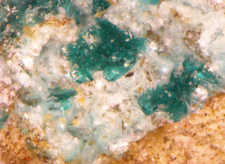 Ve starých dobývkách byly nalezeny i hrubě krystalické polohy místy lité sfaleritové rudy až 1 m mocné.
