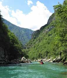 36 Černá Hora s kaňonem řeky Tary Baraky Hodně lidí sní o extrémních výtvorech přírody.