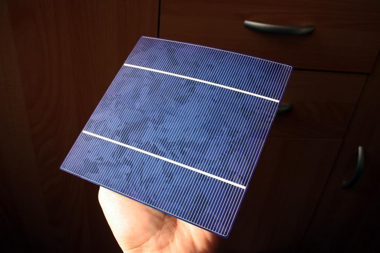 Co je to fotovoltaika? Je metoda přímé přeměny slunečního záření na elektřinu s využitím fotoelektrického jevu na velkoplošných polovodičových fotodiodách.