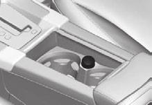 Zásuvka 12 V Elektrickou zásuvku lze použít pro celou řadu příslušenství napájených z 12 V, např. pro obrazovky displeje, přehrávače hudby a mobilní telefony.