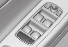 Nastartuje motor nebo přepněte klíč do polohy nad 0. 2. Stiskněte tlačítko na ovládacím panelu na dveřích řidiče. > Když jsou pojistky aktivní, na displeji na sdružené přístrojové desce se objeví Zad.