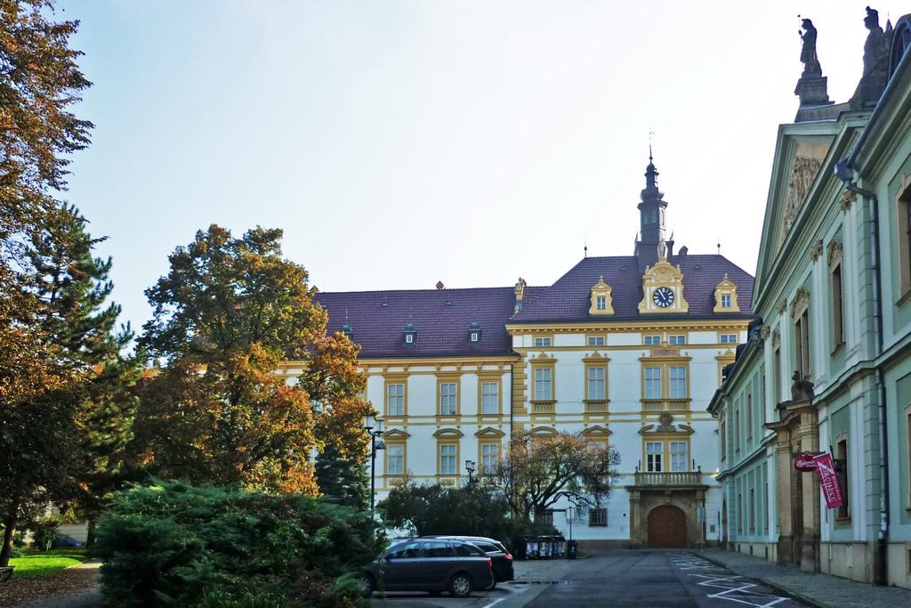 ČTVRTEK 16/5/2019 VEČERNÍ PROGRAM ARCIBISKUPSKÝ PALÁC 18:30 19:00 Registrace 19:00 22:00 SLAVNOSTNÍ VEČER Slavnostní večer proběhne v reprezentačních prostorách Arcibiskupského paláce.