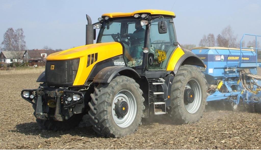 JCB Fastrac 8250 Fastrac 8250 je nejnovějším traktorem ve družstvu a v systému polních prací je agregován se secím strojem Farmet Excelent Premium.