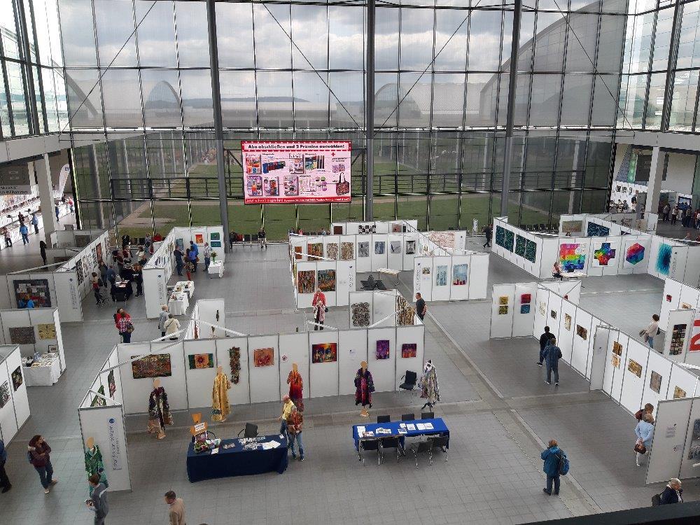 PPM NEWSLETTER KVĚTEN 2019 2 Nadelwelt 3.-5.5.2019, Karlsruhe, Německo Výstava Nadelwelt má podtitul: mezinárodní veletrh ručních prací (z německého Nadel=jehla a Welt=svět).