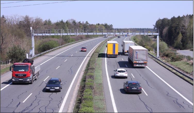 ÚSEKY POZEMNÍCH KOMUNIKACÍ Úseky silnic a dálnic ve volné krajině Dálnice a silnice pro motorová vozidla, čtyřpruhové směrově rozdělené silnice Podélný sklon [%] Délka stoupání [m] Kapacita [voz/h]