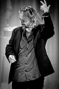 ČINOHRA > PŘIPRAVUJEME Překlad: Tereza Sieglová Úprava: Petra Tejnorová, Jan Tošovský, Ian Mikyska Režie: Petra Tejnorová Dramaturgie: Jan Tošovský Scéna: Dragan Stojčevski Kostýmy: Adriana Černá