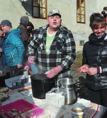 Byla to letos jeho premiéra a v ichni pfiekvapenû zálibnû hru fla inetu sledovali. Pan Löebel mûl i stylov frak. Opravdu nás v echny pfiekvapil a potû il.