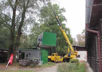 V útulku pro psy se opravovaly odtokové kanálky u kotců. V nově zbudované části útulku se v kotcích dodělávala elektroinstalace.