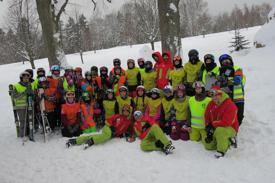 LYŽÁK 2019 Dne 6.1.2019 dopoledne odjely třídy 7.A a 7.B na lyžařský výcvik do Rokytnice nad Jizerou. Druhý den pobytu jsme se rozřadili do tří družstev lyžařů a dvou družstev snowboardistů.