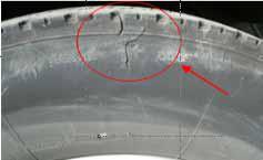 Poškození tělesa pneumatiky: boule, praskliny, trhliny.