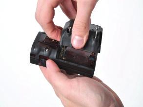 Vyjměte baterii (vlevo) nebo kryt baterie a baterii s prodlouženou životností (vpravo) z přístroje.