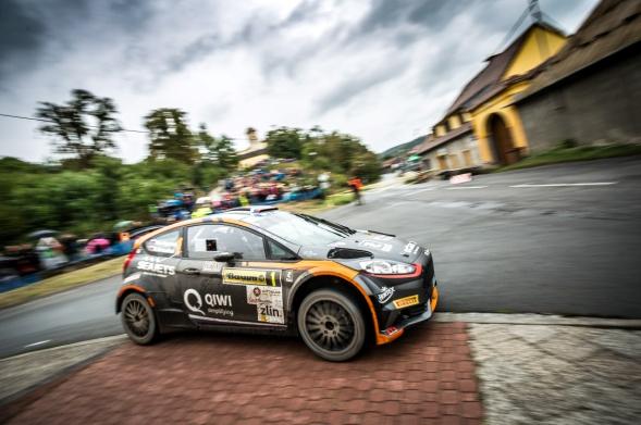 ročníku na Barum Czech Rally v nedělní druhé etapě. V závěrečný den závodu vyhrál tři ze šesti rychlostních zkoušek a dokázal smazat manko, které nabral v první etapě kvůli třem defektům.