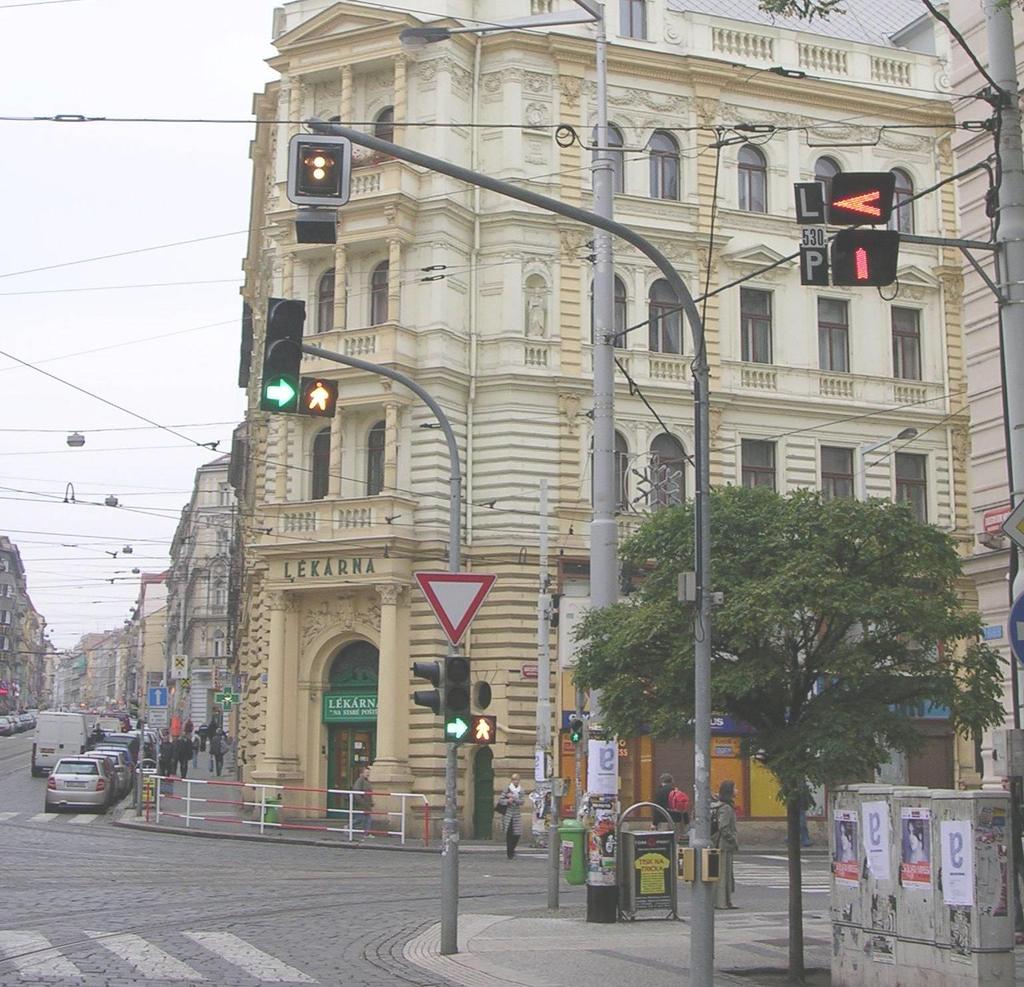 Signalizační zařízení pro tramvaje na výložníku.