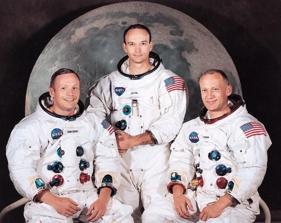 Po 21 hodinách a 36 minutách pobytu na Měsíci spustili motory lunárního modulu Eagle (Orel) a odstartovali.