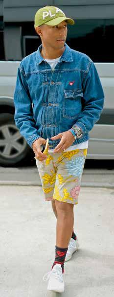 .. Lily Aldridge Pharrell Williams Sienna Miller Modelky jdou novou cestou Sbohem podpatky! Americká topmodelka Lily Aldridge se rozhodla pro pantofle a poloprůhledné šaty. Dobrá volba!