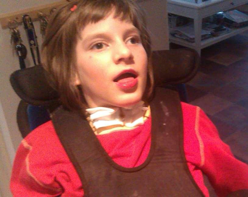 Viktorka Viktorce je 13 let a narodila se s těžkým poškozením, má genetickou vadu 3. chromozomu a její vzácný syndrom se jmenuje Aicardi Goutieres syndrom.