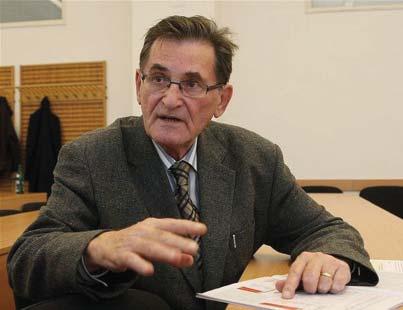 sk Ján Pišút Profesor Ján Pišút má tento rok polojubileum: 75. Vznikla mini-idea, namiesto laudácia na jeho fyzikálno-vedecké aktivity napísať esejku motivovanú jeho učiteľstvom.