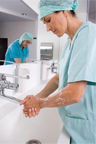 Dezinfekce rukou: Dezinfekce rukou zdravotnického personálu patří mezi nejdůležitější způsoby
