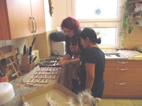 Cvičná kuchyně Vedoucí dílny: Ilona Štarková V průběhu roku 2011, jsme se ve cvičné kuchyni převážně věnovali výrobě různých druhů pomazánek, těstovinových salátů, pečení mnoha druhů moučníků,