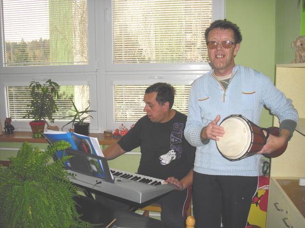 MUZIKOTERAPIE HUDEBNÍ DOVEDNOSTI V rámci hudebních dovedností a muzikoterapie nás navštěvuje dobrovolnice Martina Pleskačová, která doprovází náš pěvecký sbor na klávesy a na kytaru