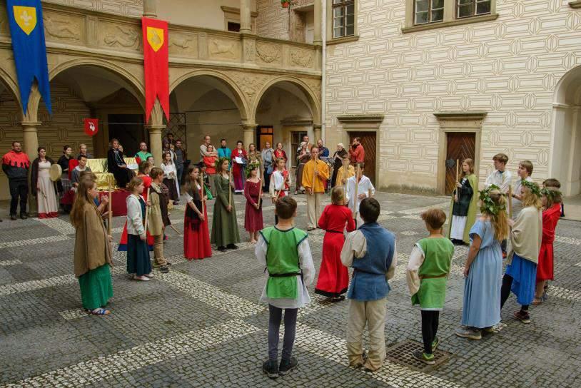 Děti zažily středověkou syrovost při pátečním putování, nocování v