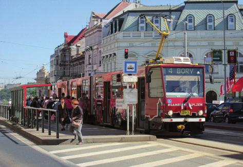 Městská hromadná doprava v Plzni V denním období je pravidelná městská hromadná doprava provozována 3 tramvajovými linkami, 9 trolejbusovými linkami a 27 autobusovými linkami.