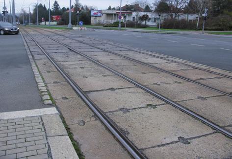 Úprava mostu zahrnuje vybourání svršku s panely BKV, očištění nosné konstrukce, položení nových podkladních vrstev, izolací a pevné jízdní dráhy.