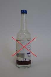 Odstraňte uzávěr z víčka lahvičky a vydesinfikujte víčko alkoholovou desinfekcí nedoporučuje se použití jódových preparátů.