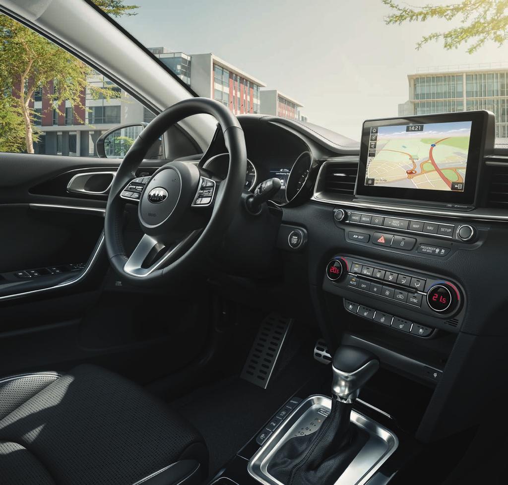 KONEKTIVITA 25 Zůstaňte ve spojení se svým světem. Buďte na cestách vždy ve spojení. S vyspělou technikou v novém modelu Kia Ceed to bude snadné.