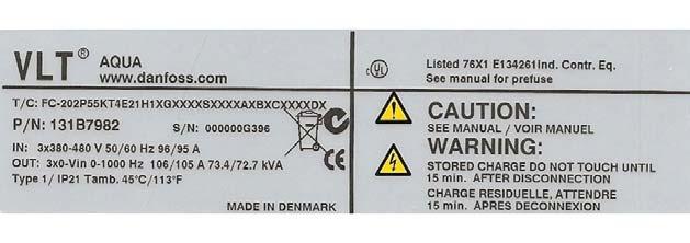 3 Úvod 3.1.2 Identifikace měniče kmitočtu Níže je uveden příklad identifikačního štítku. Tento štítek je umístěn na měniči kmitočtu a udává typ a doplňky, kterými je jednotka vybavena.