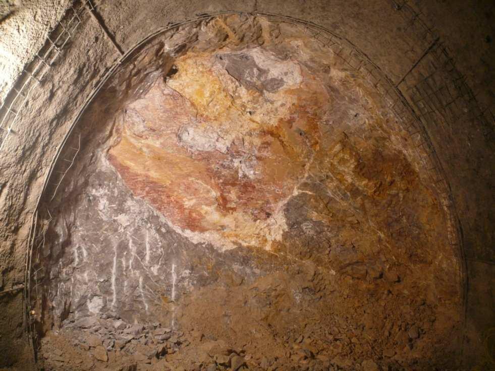 11 Fotografie čela výrubu v devonských vápencích lochkovského souvrství, kde je patrné korozní krasové zvětrání horninového masivu až do hloubek 90 m pod terénem Fig.