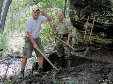 Dobře oblečeni vyrážíme na naše hry do obory. Nejdříve hrajeme schovávačku, a potom pokračujeme v Tarzanově stezce. Pánové to je tedy nervák. Dřevo je mokré, tudíž i pěkně kluzké.