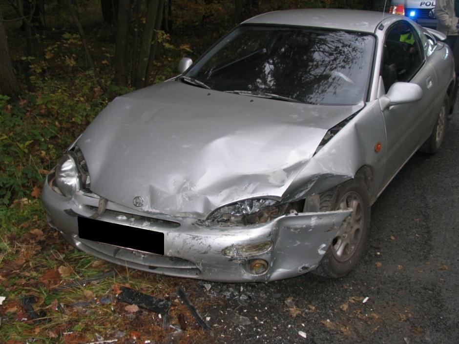 Obrázek 8: Detailní pohled na poškození přední části stříbrného vozidla [18] Obrázek 9: Detailní pohled na poškození přední části