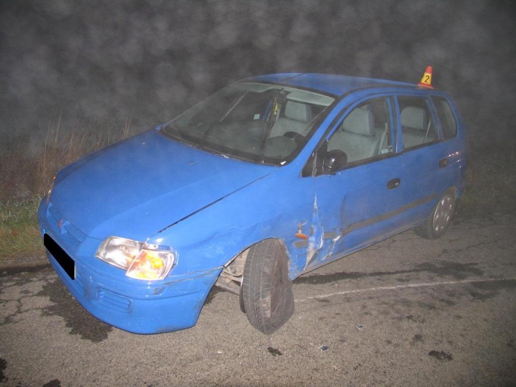 Obrázek 24: Detailní pohled na poškození levého boku modrého vozidla [18] 4.2.3 Boční náraz na křižovatce a) Dopravní situace - jedná se o dopravní nehodu, při které došlo k bočnímu nárazu dvou osobních vozidel, nehoda se odehrála na silnici III.