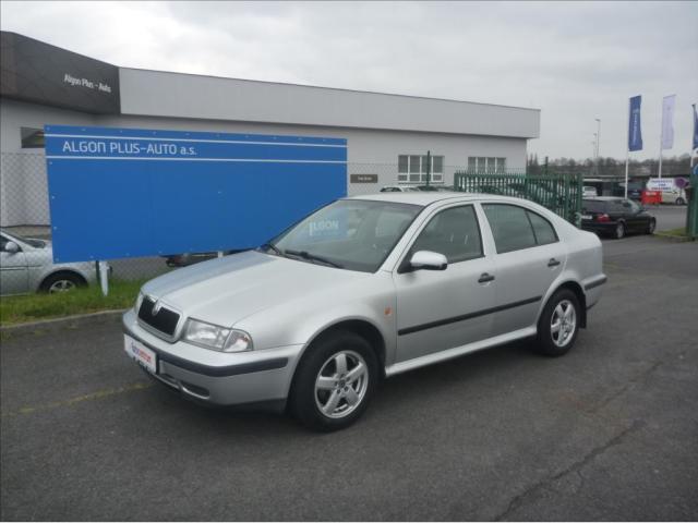 06/2000, liftback/5, benzin 55 kw ABS, airbag řidiče, autorádio, CD přehrávač,