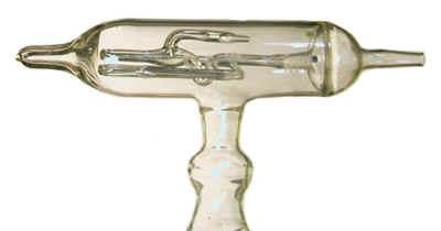 V lednu roku 1907 představil německý výrobce rentgenek Heinz Bauer nové řešení regulátoru. Bauerův regulátor na obr. 4.14 je rtuťový ventil, na jeho ústí byl připevněn pryžový balónek.