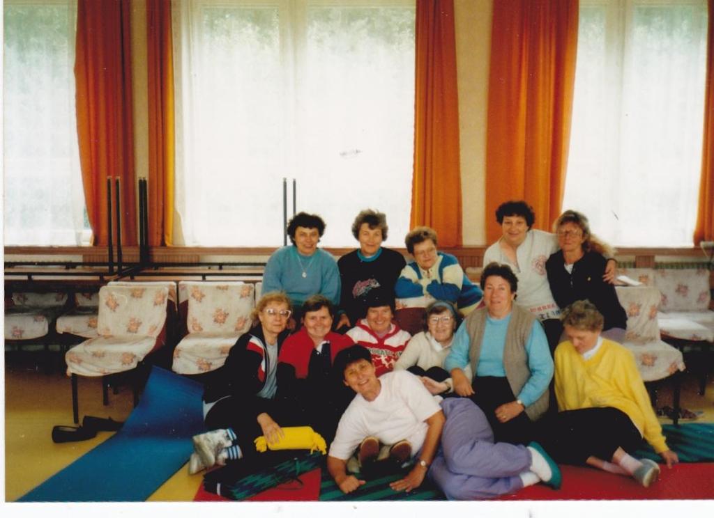 1995 Za podpory výboru JDC jsme absolvovaly seminář samovyšetřování, který připravila organizace SHARE. Na závěr jsme obdržely darem první školící epitézy.