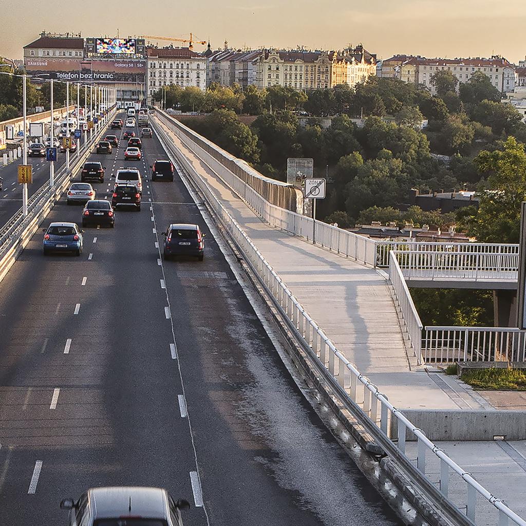 03 BETONÁRNY V CENTRU MĚSTA A LODNÍ DOPRAVA KAMENIVA Emise CO: Doprava kameniva po řece lodí 62 000 000 000 μg/rok Přínos betonáren uprostřed Prahy pro lepší životní podmínky ve městě spočívá ve dvou