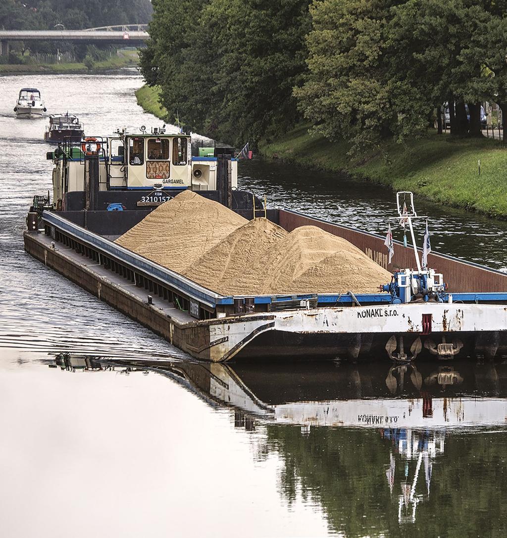 Je vybavena nejmodernějším řídicím systémem, prachovými a hlukovými filtry. Kamenivo pro výrobu betonu se dopravuje loděmi z lokalit na sever od Prahy.