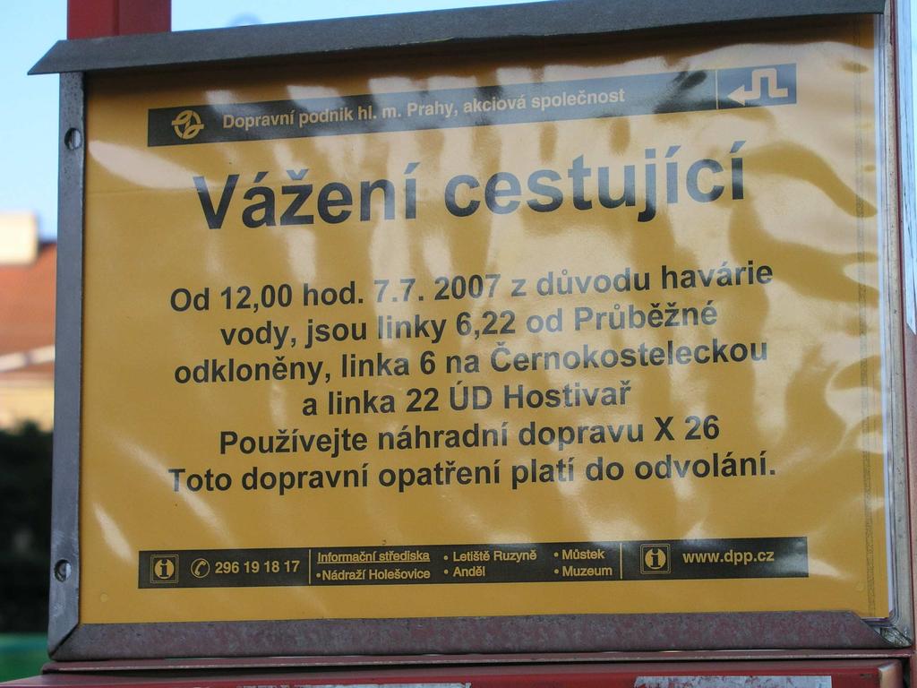 .. Pohled na stejnou zastávku, která bude ještě den BEZ PROVOZU tramvají. Ale božíčku, proč tam čeká tolik lidí?