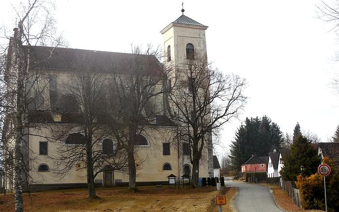 vytékaly tři prameny, které dostaly pověst zázračných. V roce 1493 zde řád Paulánů nechal vybudovat první budovu.