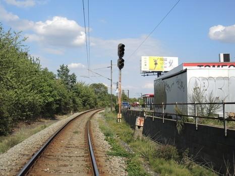 Obr. č. 11: Pohled na vjezdové návěstidlo KS žst. Praha-Vršovice s. n. s nátěrem stožáru poškozeným korozí.