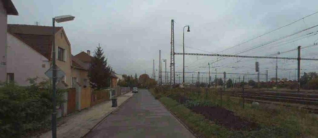 Jedná se o původní infrastrukturu s tuhým upevněním, vzhledem ke zhoršeným technickým parametrům tratě došlo v roce 2016 k zavedení přechodných omezení traťové rychlosti; opravné práce probíhaly v