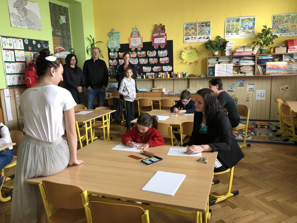 Naši prvňáci Ve dnech 12. 4. a 13. 4. se jako tradičně na naší škole uskutečnil zápis do 1. třídy. Budoucí prvňáčky čekala pohádka Bob a Bobek. Paní učitelky se na nové žáčky moc těšily.