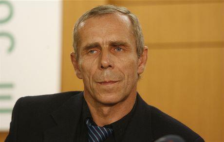 Josef Lottes. Žáci se dozvěděli o kriminalitě nezletilých a mladistvých. Řekl nám, jak se máme chovat, abychom nebyli oběťmi výslechu policie.