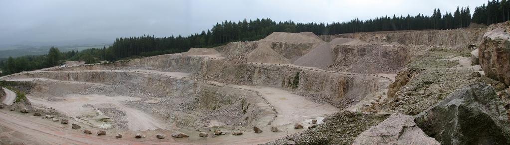 Bull. mineral.-petrolog. Odd. Nár. Muz. (Praha) 24, 1, 2016. ISSN 1211-0329 (print); 1804-6495 (online) 81 Obr. 1 Panoramatický pohled na živcové ložisko Vysoký kámen. Foto J. Jirásek, 2013.