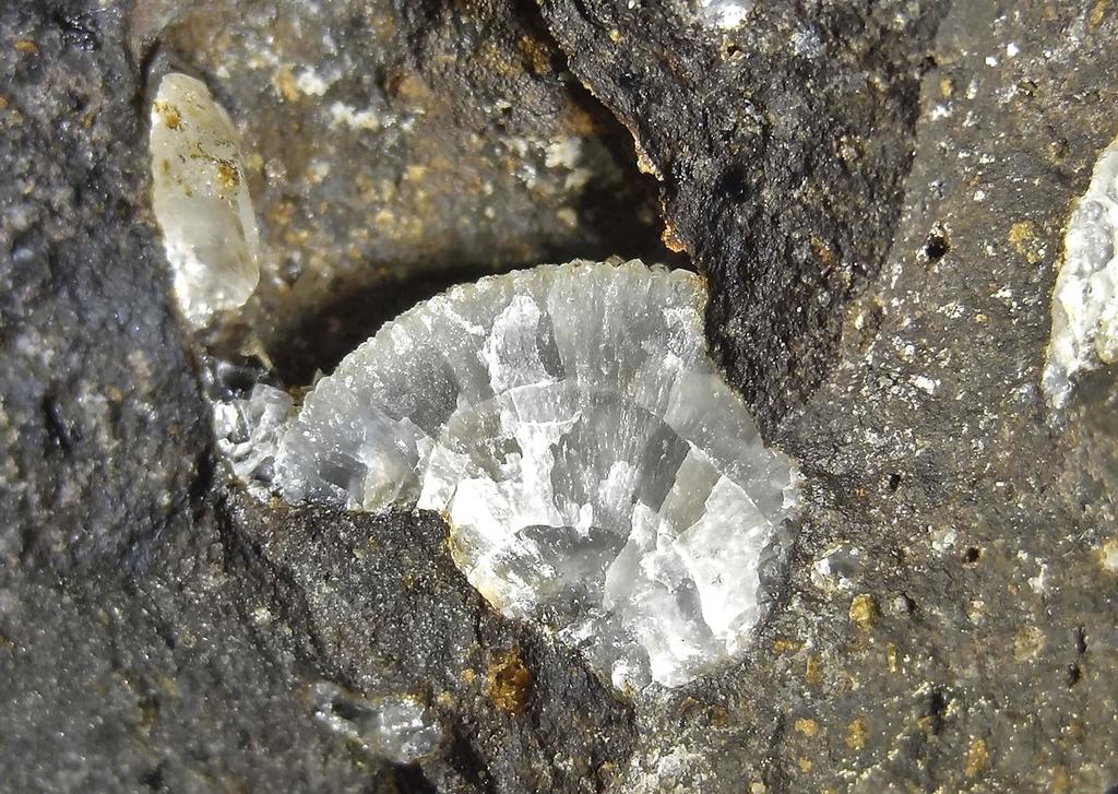 (1993) minerál popsali a pojmenovali na počest Rudy Warrena Tscherniche, který se výzkumu zeolitů dlouhodobě věnuje, a který tento minerál na lokalitě v dutinách eocénních bazaltů objevil.