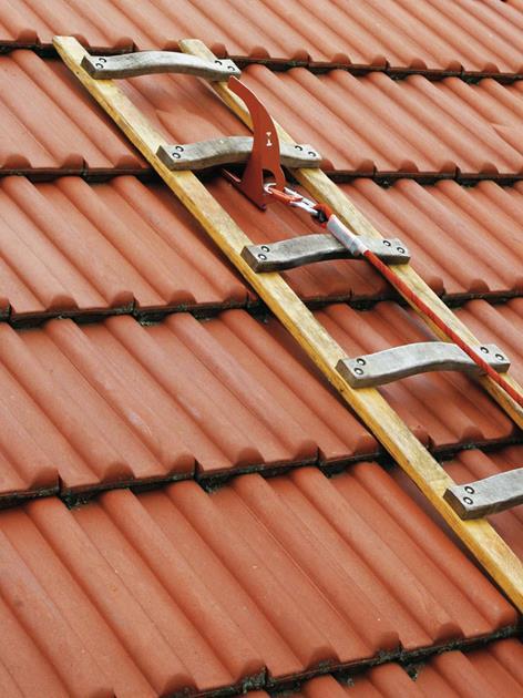 Prefabrikované příslušenství pro střešní krytiny - Bezpečnostní střešní háky ČSN EN 517 Jsou určeny pro zpravidla pro šikmé střechy, Dva typy: - Typ A - přenáší tahovou sílu ve směru sklonu střechy,