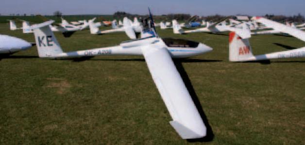 TST-10 Atlas Ultralehký větroň TST-10 určený k výkonnějšímu sportovnímu létání, středoplošník s ocasními plochami tvaru T a s pevným přistávacím zařízením postavený převážně z uhlíkových a skelných