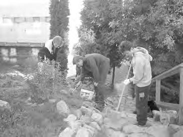 Do zvelebování okolí internátu a školy se pustilo 20 našich ubytovaných.